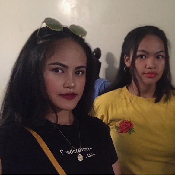 Meet your posher/s, Fleur, Julz & Mom♡ - Picture 2 of 5